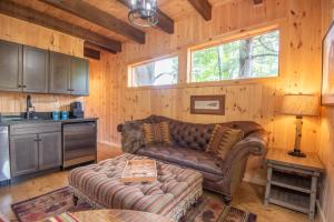 Η κουζίνα ή μικρή κουζίνα στο 1 Mile to Downtown West Jefferson Camping Cabin #6