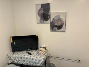 ボルチモアにあるBrand new bedroom with Tv next JHUのテーブルに薄型テレビが備わる客室です。