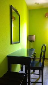 escritorio en una habitación con espejo y silla en Hostal Villa María, en La Nava de Ricomalillo