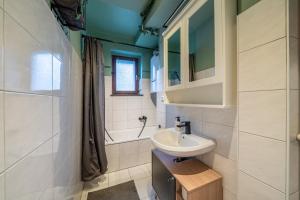 a bathroom with a sink and a bath tub at Urban & Chic: 2Bdr, Parkplatz in Witten +21 photos