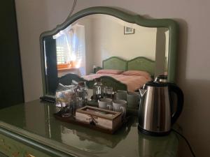 a bedroom with a bed and a mirror on a table at Cedä Meia in Dosoledo