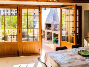 ein Esszimmer mit Glastüren und einem Tisch in der Unterkunft Live Caletillas Taunus pool in Punta Larga