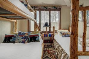 ein Schlafzimmer mit zwei Etagenbetten und einem Fenster in der Unterkunft Arrowhead Village at Beaver Creek in Edwards + 291 Fotos