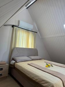 un letto con della frutta sopra in una stanza di Pakiş Bungalov a Dosemealti