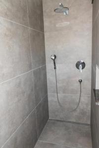 eine Dusche mit Duschkopf in einem Badezimmer in der Unterkunft Apartment Tauberblick in Rothenburg ob der Tauber