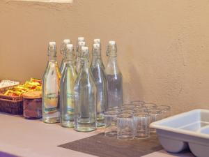 ソドゥーにあるRelax Lodgeのテーブルのボトルとグラス一杯