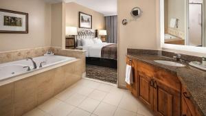 une salle de bain avec baignoire et une chambre avec un lit dans l'établissement Marriott's StreamSide - Evergreen 2BR Apartment with Resort Access, à Vail