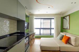 Apartamento novo em frente ao Allianz Parque com 1 vagaにあるキッチンまたは簡易キッチン