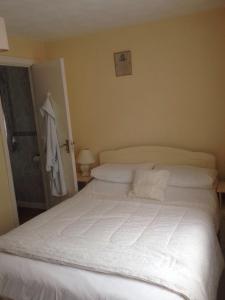 un letto bianco in una camera da letto con armadio di Seabreeze Apartment a Westport