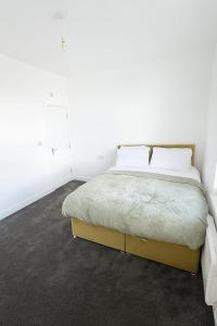 Ένα ή περισσότερα κρεβάτια σε δωμάτιο στο Kehoe's Suite Apartment +3 φωτογραφίες