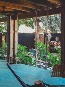 a swing in a room with a garden at Loft kineki 6 in Puerto Escondido