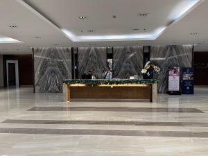 马尼拉Coast Residence 4026 PENTHOUSE 1 Bedroom Condo with Wifi & Netflix的建筑物内的大堂设有接待台。 更多30张照片