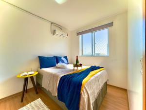 a bedroom with a bed and a window at Apto completo com VISTA MAR em CONDOMINIO RESORT FRENTE MAR em Barra Velha 2 quartos AR CONDICIONADO CHURRASQUEIRA privativa Cozinha Completa PISCINA vaga de Garagem - VIL3 in Barra Velha +24 photos