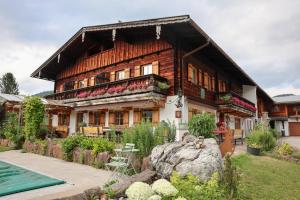 una gran casa de madera con piscina frente a ella en Hafnerlehen, en Berchtesgaden