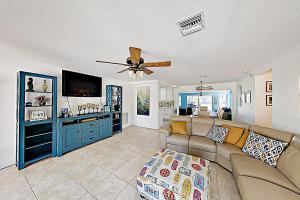 TV a/nebo společenská místnost v ubytování Coral Cove