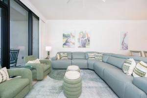 オレンジビーチにあるPhoenix X 102 condoの青いソファと椅子のあるリビングルーム