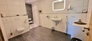 Ένα μπάνιο στο Ferienwohnung Seevetal +26 φωτογραφίες