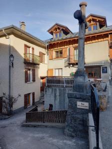 ein Gebäude mit einer Statue vor einem Gebäude in der Unterkunft appartement les belettes chaleureux et cosy in Peisey-Nancroix