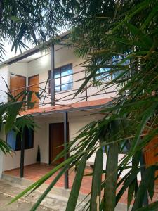 a house with a palm tree in front of it at balcon birds ecopolis in El Queremal