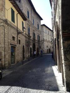 een lege straat in een oud stenen gebouw bij La Rua in Ascoli Piceno