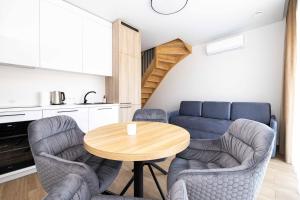 O zonă de relaxare la 2 bedroom cottage at J7 Monciškėse