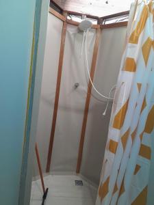 doccia in camera con soffitto di Tenda Touro Sentado, Vila Mágica a Bueno Brandão