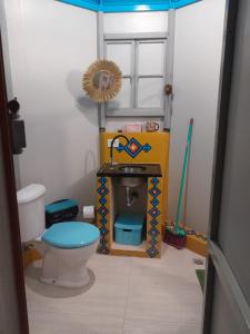 un piccolo bagno con lavandino e WC di Tenda Touro Sentado, Vila Mágica a Bueno Brandão