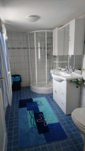 a bathroom with a toilet and a sink at Ferienhaus am Eisgraben in Hausen +39 photos