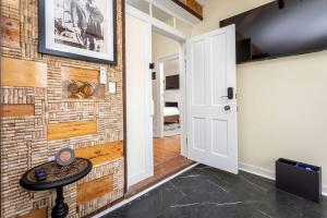 Μια τηλεόραση ή/και κέντρο ψυχαγωγίας στο Romantic Historic Inn Suite with Mountain Views in Luray, Virginia