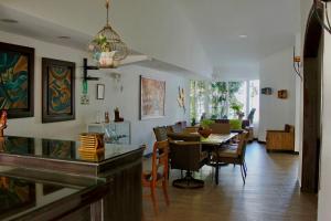 a dining room and living room with a table and chairs at Hospedaje Solymar Sarie Bay in San Andrés