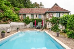 a large swimming pool in front of a house at Maison avec piscine, proche Chenonceau et Amboise in La Croix-en-Touraine