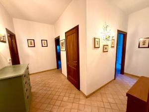 un corridoio con una porta e un pavimento piastrellato di Villa Lilly - 20 min da Maranello a Serramazzoni