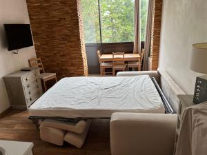 เตียงในห้องที่ Studio cosy proche des pistes