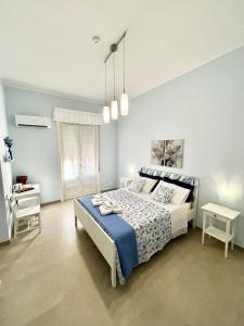 a bedroom with a bed and a table and a chair at a casa rà Palumma Rooms in Avola