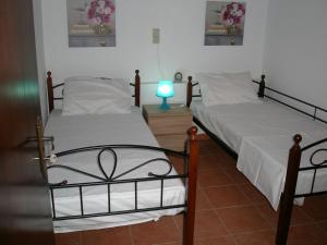 A bed or beds in a room at Casa Theoni