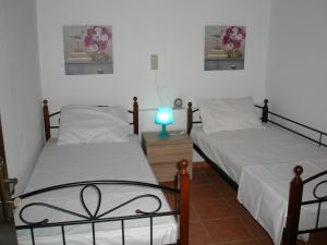 A bed or beds in a room at Casa Theoni