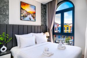 a hotel room with a bed with towels on it at LeeVi Homestay - Coffee - Milktea in Phu Quoc
