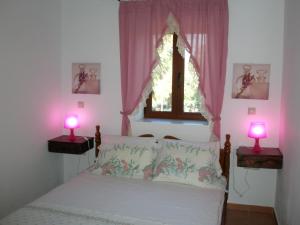 A bed or beds in a room at Casa Theoni