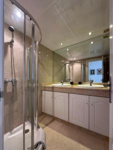 łazienka z dwiema umywalkami i prysznicem w obiekcie Sinfonia Del Mar Apartment also LONG TERM RENTALS w mieście Estepona