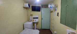 een ziekenhuiskamer met een wastafel en een douche bij Basildon House of Muralist in Basildon +28 foto's