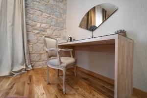 スプリトにあるTifani Luxury Rooms 3の鏡付きの化粧台の横に置かれた椅子