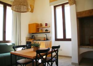 Un comedor con mesa y sillas de madera. en Tenuta Buia, en Squinzano