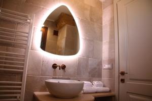 un baño con lavabo y espejo en Tenuta Buia, en Squinzano