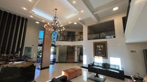 Una gran sala de estar con una lámpara de araña. en Havana Palace Hotel, en Uberaba