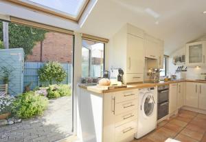 eine Küche mit Waschmaschine und Trockner in der Unterkunft Oyster Cottage in Southwold + 9 Fotos