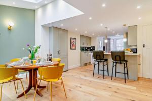 eine Küche und ein Esszimmer mit Tisch und Stühlen in der Unterkunft Cornfield Terrace in Southwold