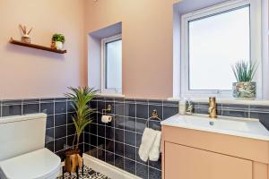 ein Badezimmer mit Toilette und Waschbecken in der Unterkunft Cornfield Terrace in Southwold + 24 Fotos