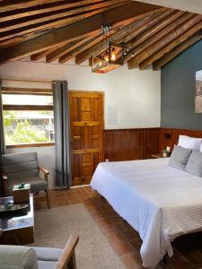 Postel nebo postele na pokoji v ubytování Orgánico Hotel Boutique VALLE DE BRAVO + 115 fotografií