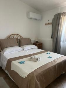 Un dormitorio con una cama con flores azules. en Una Civetta al Mare, en Monopoli