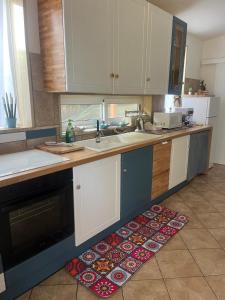 cocina con fregadero y alfombra de cocina en el suelo en Una Civetta al Mare, en Monopoli